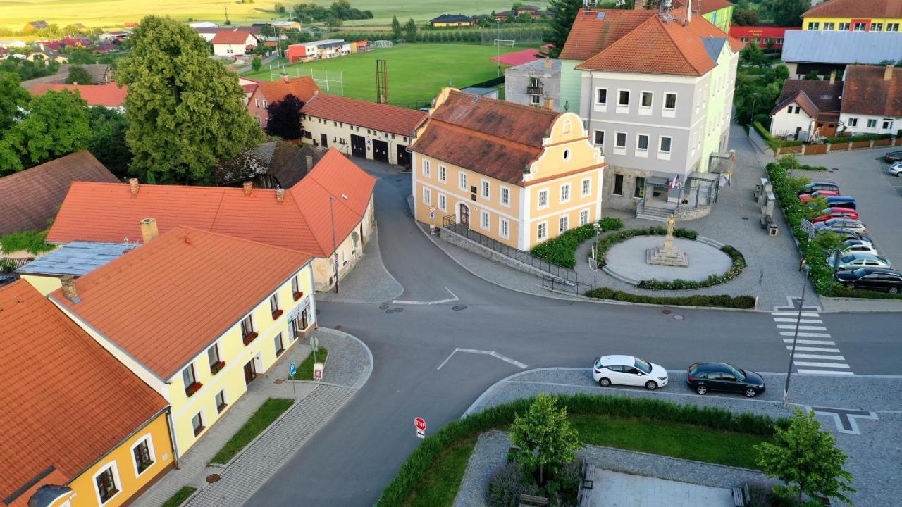 Hotel Pod Strazi Lhenice Exteriör bild